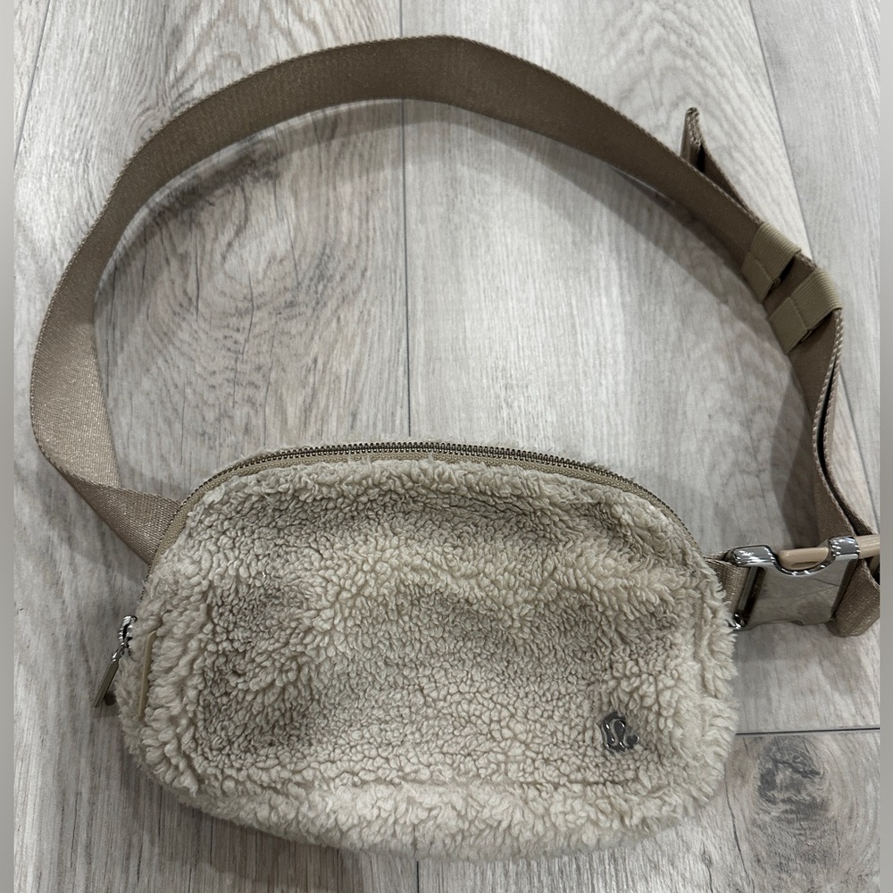 LULULEMON Everywhere Belt Bag Plush Fleece.